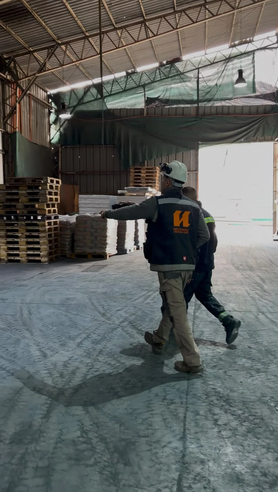 Equipo de HERCOMCHILE inspeccionando una estructura fabricada en maestranza