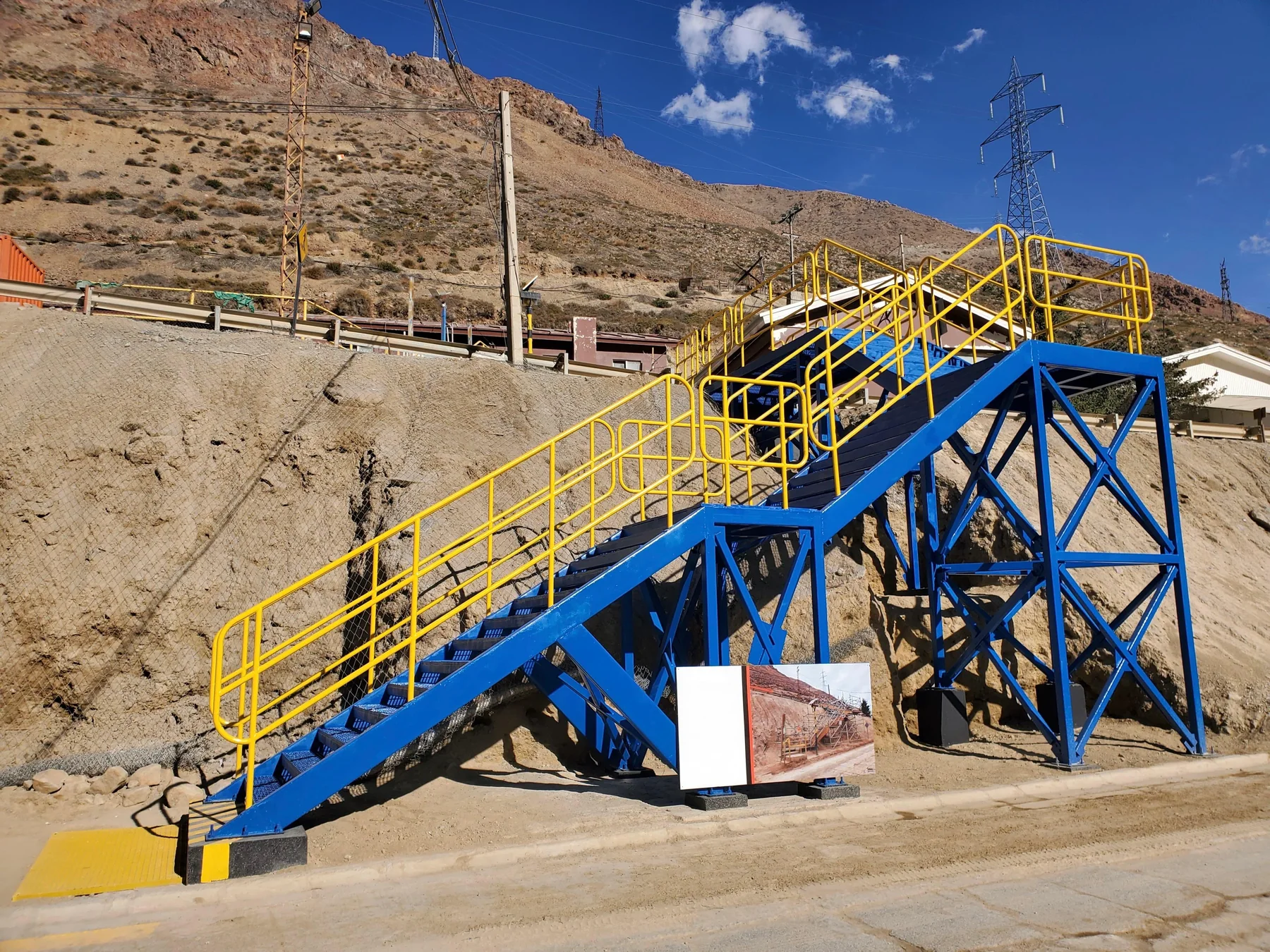 Escalera metálica para acceso a paradero en una faena minera