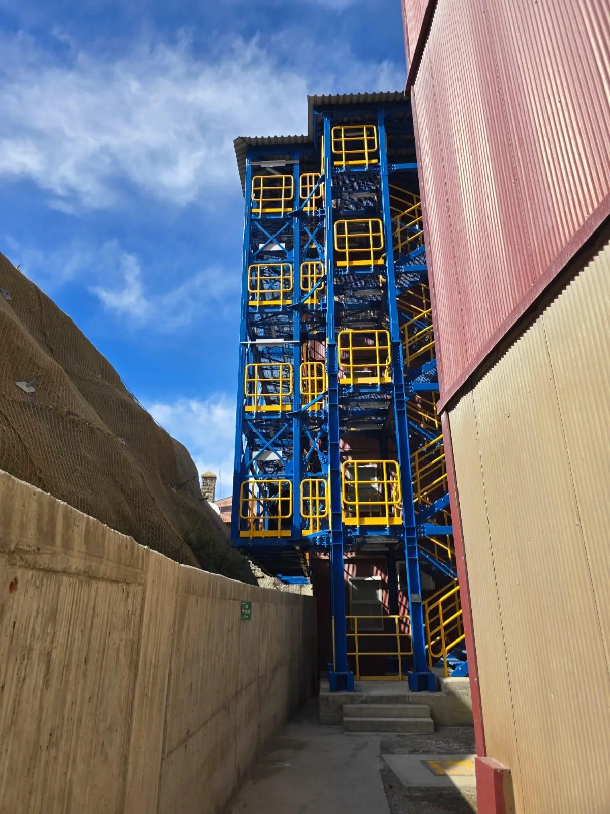 Vista de una torre metálica industrial terminada